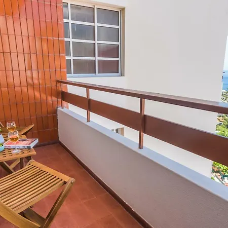 Apartment Cozy - Superb Location - Long Rates! *