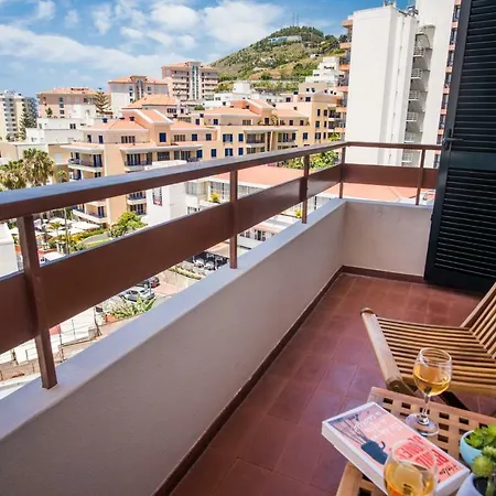 Apartment Cozy - Superb Location - Long Rates!