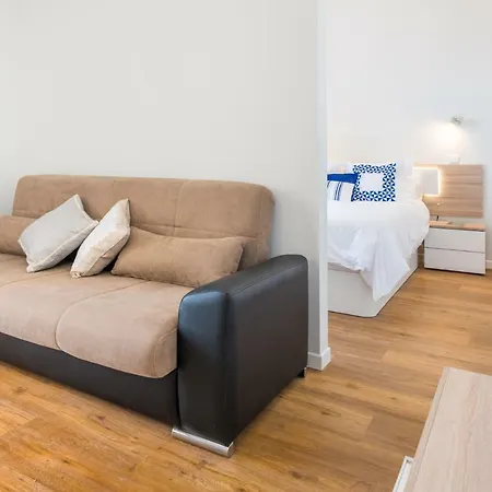 Apartment Cozy - Superb Location - Long Rates! *