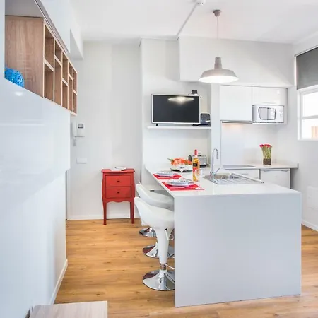 Cozy - Superb Location - Long Rates! *
